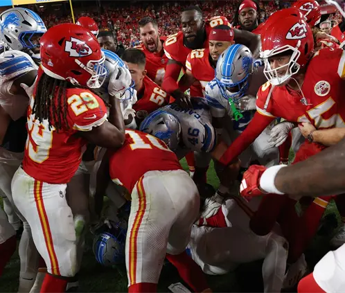 ¡Caos en Arrowhead! Branch y JuJu protagonizan pelea tras victoria . (Photo by Jamie Squire/Getty Images) ¡Caos en Arrowhead! Branch y JuJu protagonizan pelea tras victoria . (Photo by Jamie Squire/Getty Images)