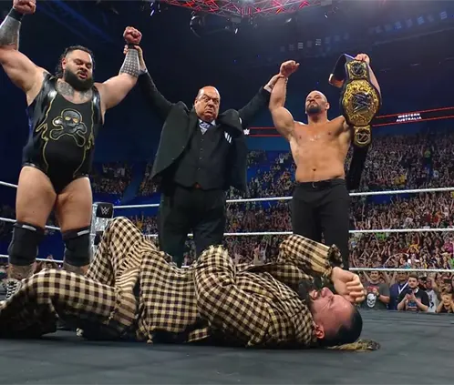 The Vision traición a Seth Rollins en el cierre de la gira de WWE por Australia. @WWE The Vision traición a Seth Rollins en el cierre de la gira de WWE por Australia. @WWE