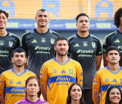 Los dos equipos de Tigres se tomaron la foto oficial del Apertura 2025. @TigresOficial Los dos equipos de Tigres se tomaron la foto oficial del Apertura 2025. @TigresOficial