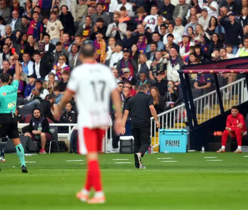 Hansi Flick vio la roja ante Girona, y no podrá dirigir al Barcelona en El Clásico contra el Real Madrid. Getty Images Hansi Flick vio la roja ante Girona, y no podrá dirigir al Barcelona en El Clásico contra el Real Madrid. Getty Images
