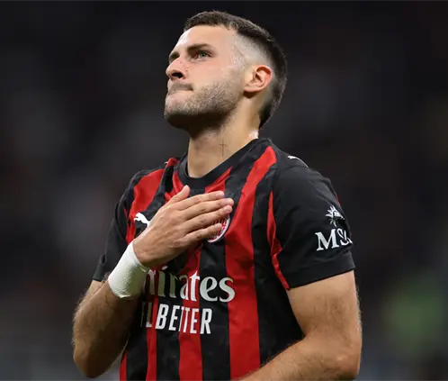 El Milan envió a Santiago Giménez a la banca para su juego contra la Fiorentina. Getty Images