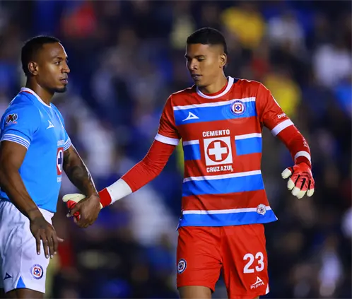 Nicolás Larcamón confirmó que Kevin Mier y Willer Ditta fueron enviados a la banca de Cruz Azul por reportar tarde tras la Fecha FIFA. Getty Images