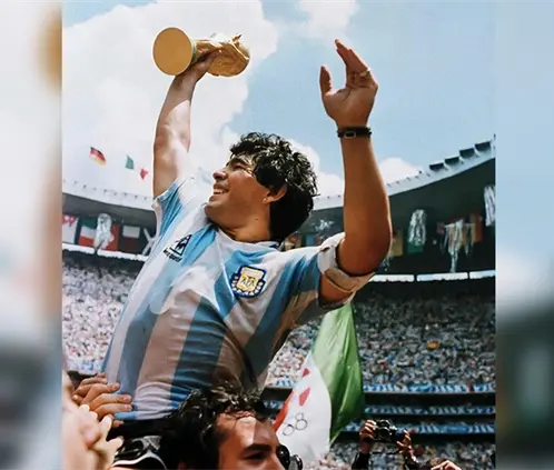Muere el hombre que alzó a Maradona en el Azteca en 1986 (MatiasReynoso_ X)