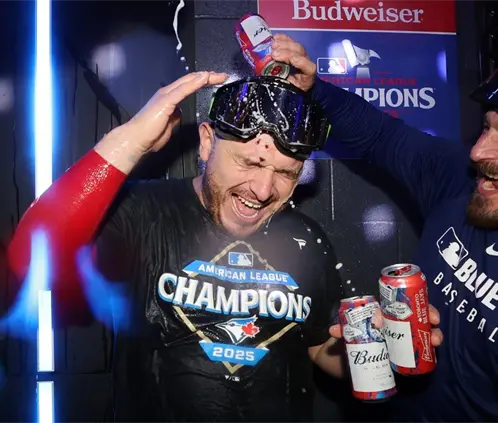 Alejandro Kirk: La figura de Toronto Blue Jays y su paso por el beisbol (Photo by Cole Burston/Getty Images)