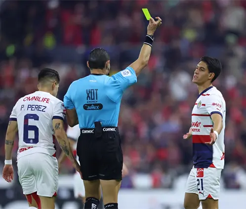 “El Gato” Ortiz dirigirá el Clásico Tapatío  (Photo by Simon Barber/Getty Images) “El Gato” Ortiz dirigirá el Clásico Tapatío  (Photo by Simon Barber/Getty Images)