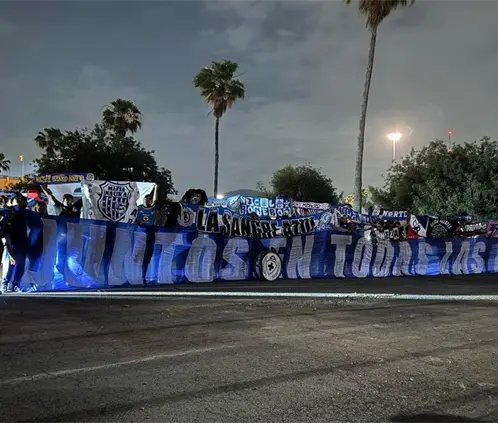 La barra Sangre Azul no podrá estar en el Cruz Azul vs. Rayados al ser vetados por la Liga MX. @LaSangreAzulNA La barra Sangre Azul no podrá estar en el Cruz Azul vs. Rayados al ser vetados por la Liga MX. @LaSangreAzulNA