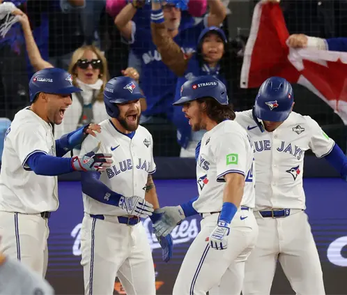 Nueve carreras en el sexto rollo fueron suficientes para que Toronto se llevara el juego (Getty images)