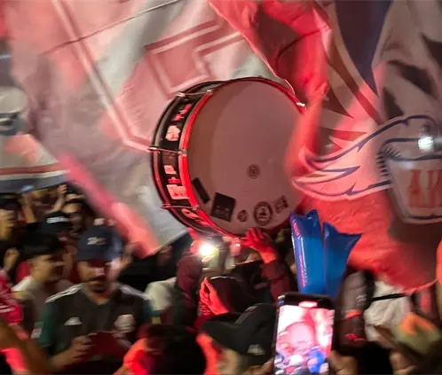 La serenata de Chivas previo al Clásico Tapatío terminó con un aficionado muerto y dos heridos. @Gaspar_Sparco La serenata de Chivas previo al Clásico Tapatío terminó con un aficionado muerto y dos heridos. @Gaspar_Sparco