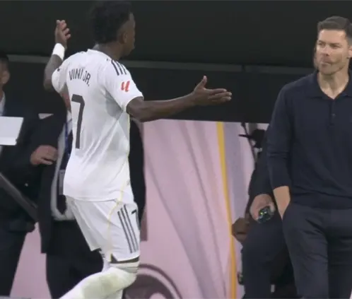 Vinicius terminó molesto con Xabi Alonso tras salir de cambio en el Real Madrid vs. Barcelona. @DataFutebol Vinicius terminó molesto con Xabi Alonso tras salir de cambio en el Real Madrid vs. Barcelona. @DataFutebol