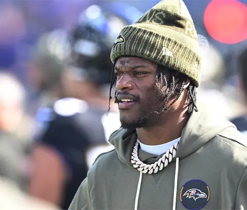 Lamar Jackson provoca investigación de NFL, pero los Ravens no lo extrañan (Photo by Greg Fiume/Getty Images)