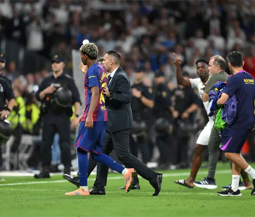 El Clásico entre Barcelona y Real Madrid terminó con bronca protagonizada por Vinicius y Lamine Yamal. @officer_jimmie El Clásico entre Barcelona y Real Madrid terminó con bronca protagonizada por Vinicius y Lamine Yamal. @officer_jimmie