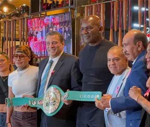 Evander Holyfield resalta el espíritu y el valor mexicano en el boxeo (Foto: Jesús May / POSTA Deportes) Evander Holyfield resalta el espíritu y el valor mexicano en el boxeo (Foto: Jesús May / POSTA Deportes)