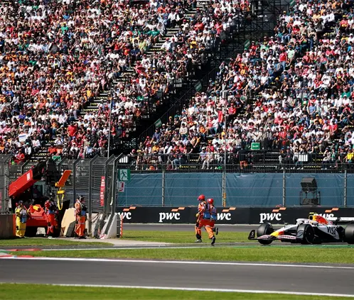 Liam Lawson casi atropella a dos comisarios en el GP de México . (Photo by Hector Vivas/Getty Images)