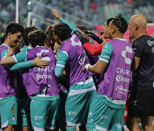 Santos Laguna despluma al Gallo y se mete al Play in al momento . (Photo by Manuel Guadarrama/Getty Images) Santos Laguna despluma al Gallo y se mete al Play in al momento . (Photo by Manuel Guadarrama/Getty Images)