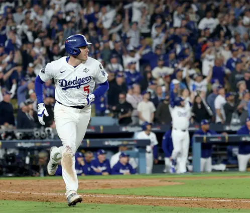 Frediie Freeman volvió a ponerse la capa de héroe y Dodgers toma ventaja en la Serie Mundial (Getty Images) Frediie Freeman volvió a ponerse la capa de héroe y Dodgers toma ventaja en la Serie Mundial (Getty Images)